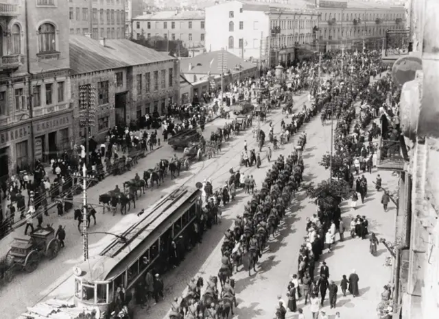 Парад Перемоги Армії УНР на Хрещатику в Києві 9 травня 1920 року
