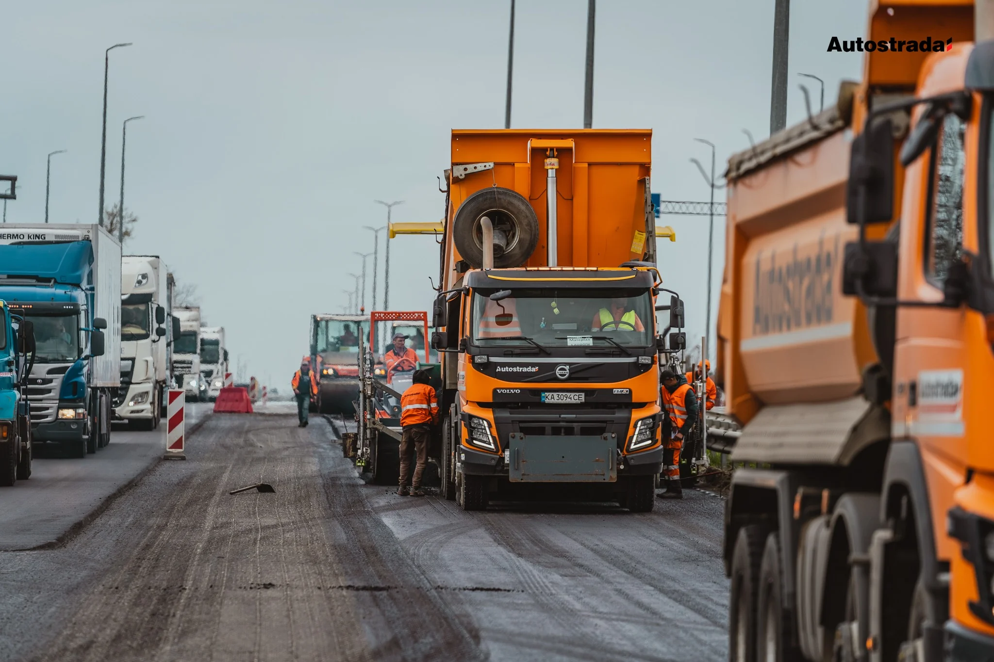Autostrada ремонтує трасу М-06: самоскиди висипають гарячий асфальтобетон