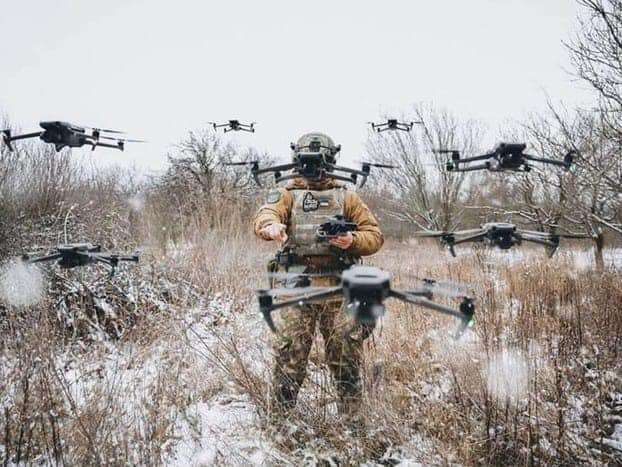 Військовий керує роєм дронів на фронті, змушуючи росіян міняти стратегію.