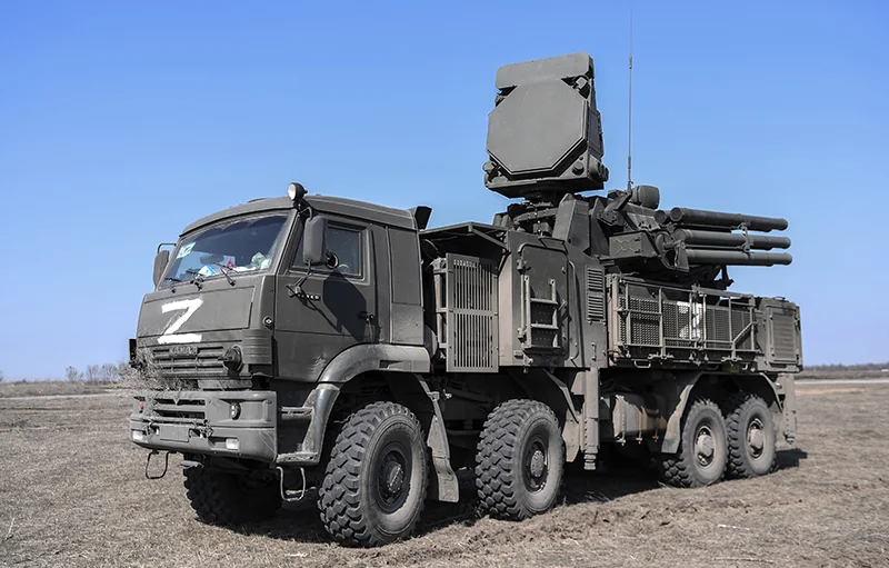 ЗРГК «Панцир-С1» (72В6) з радаром та пусковими на шасі в полі