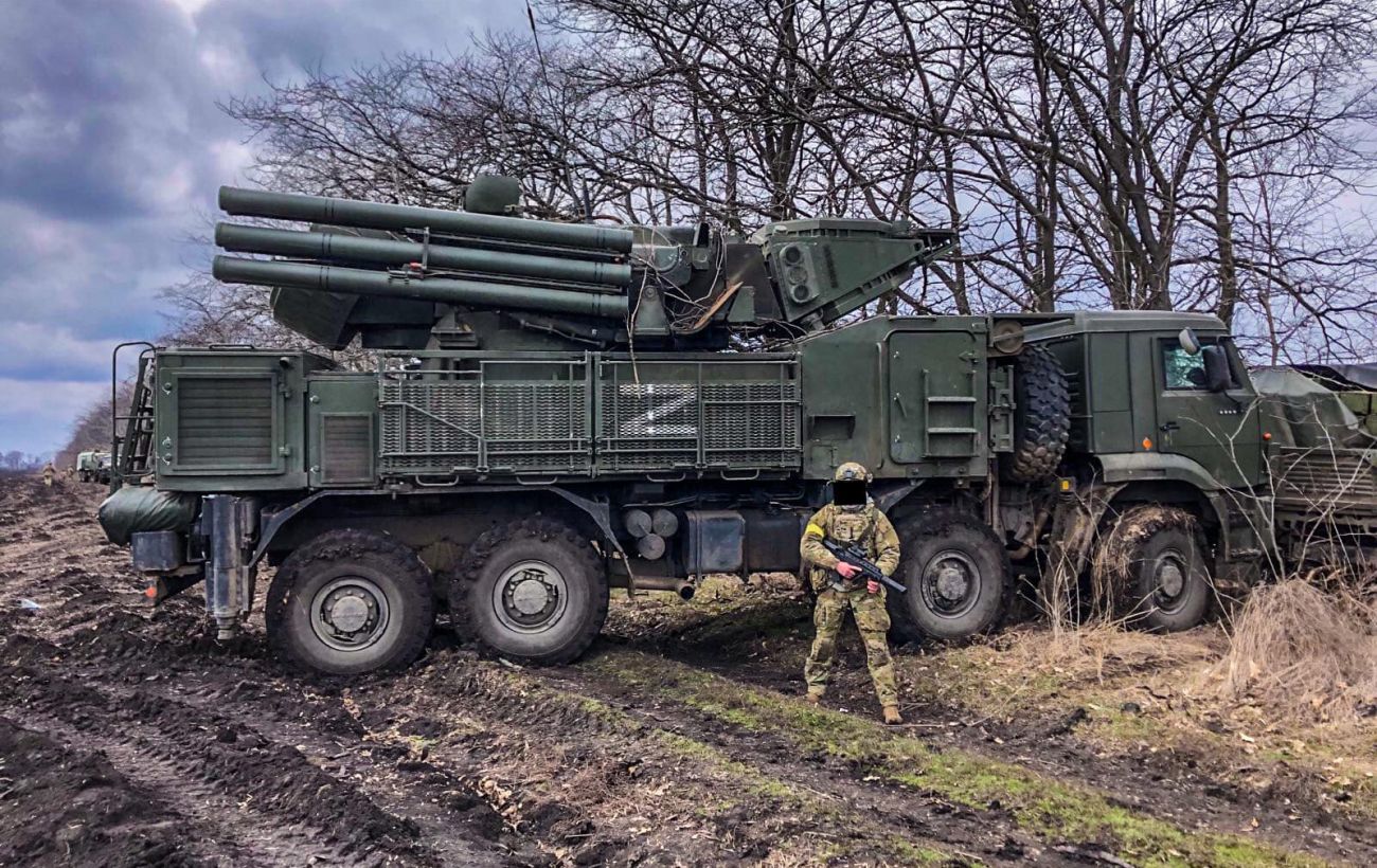 Зенітний ракетно-гарматний комплекс «Панцир-С1» 72В6 з солдатом, заводи для якого викрила ГУР