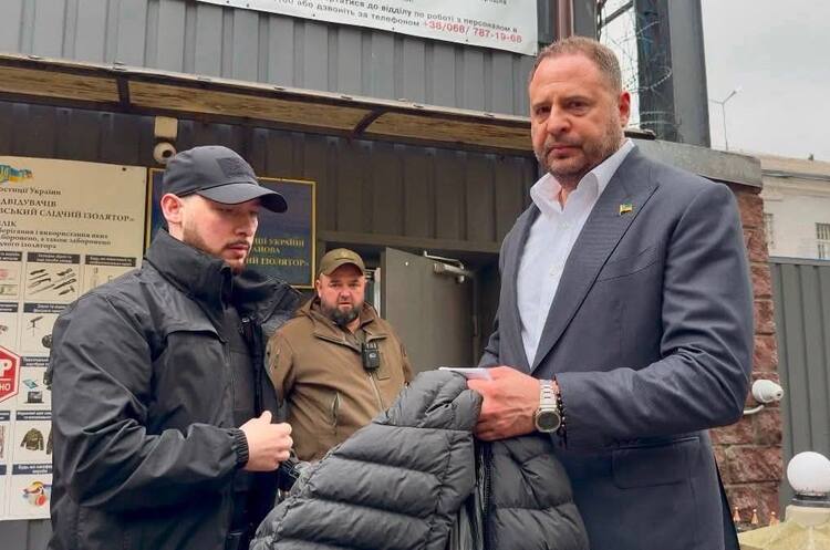 Андрей Ермак выходит из Лукьяновского СИЗО после уплаты залога