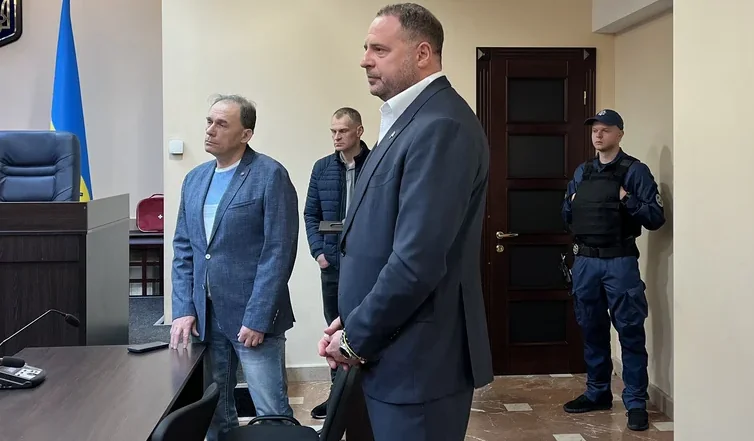Андрій Єрмак у наручниках у залі Вищого антикорупційного суду