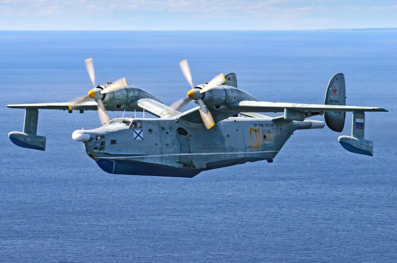 Літак-амфібія Бе-12 «Чайка» окупантів у польоті над Чорним морем.