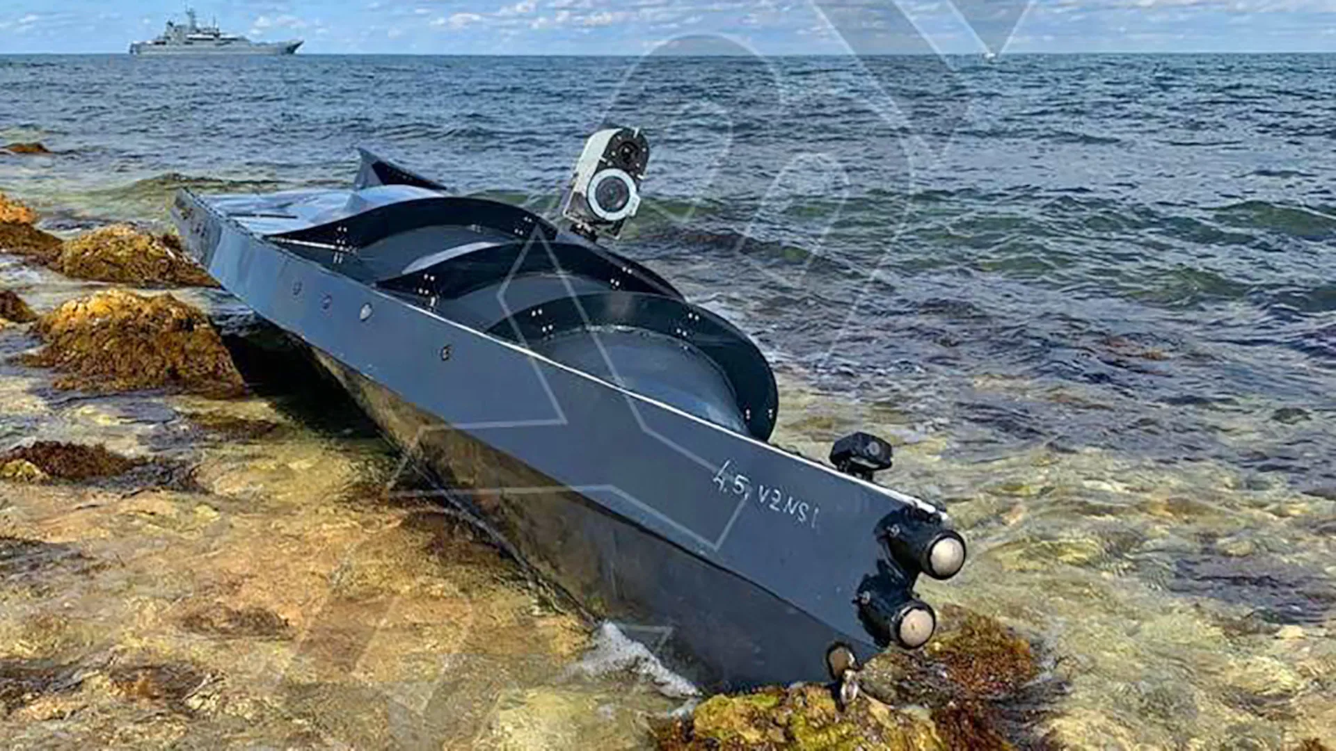 Український морський дрон на скелях з кораблем РФ на горизонті