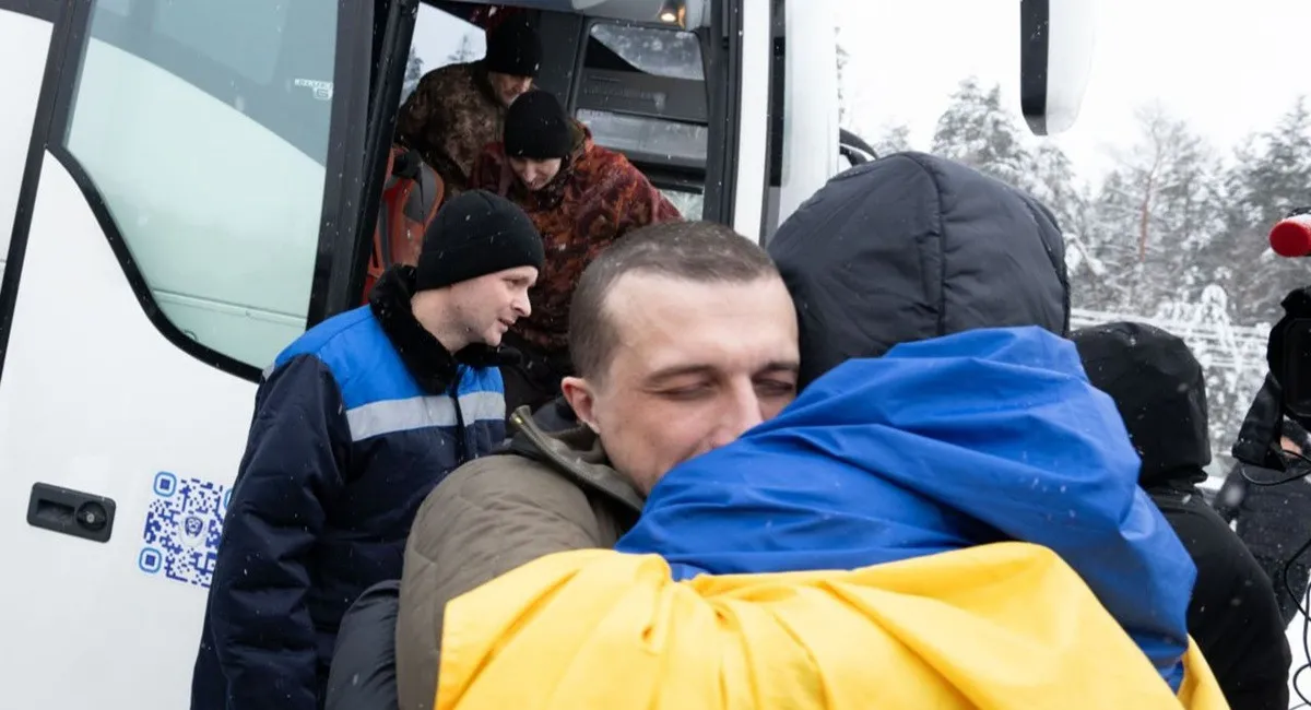 Нацгвардієць Віталій Андрейченко обіймає трирічну донечку Соломійку після полону в Чечні