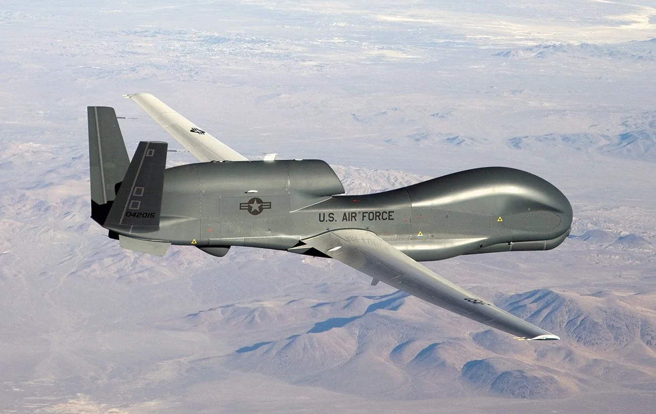 Покращений дрон D-4 американо-української розробки у польоті над горами
