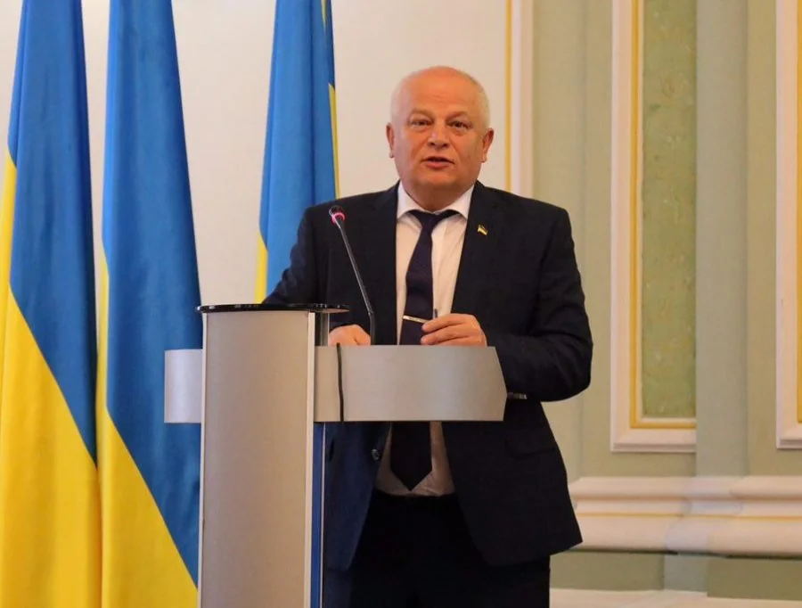 Степан Кубів виступає за трибуною Верховної Ради з прапорами України