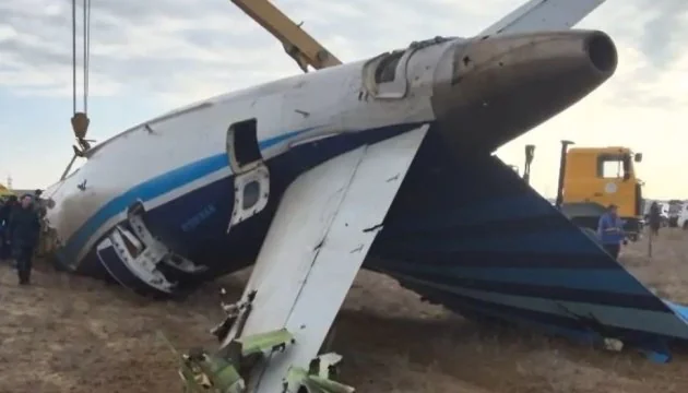 Уламки ворожого літака, знищеного СБС на авіабазі в Єйську