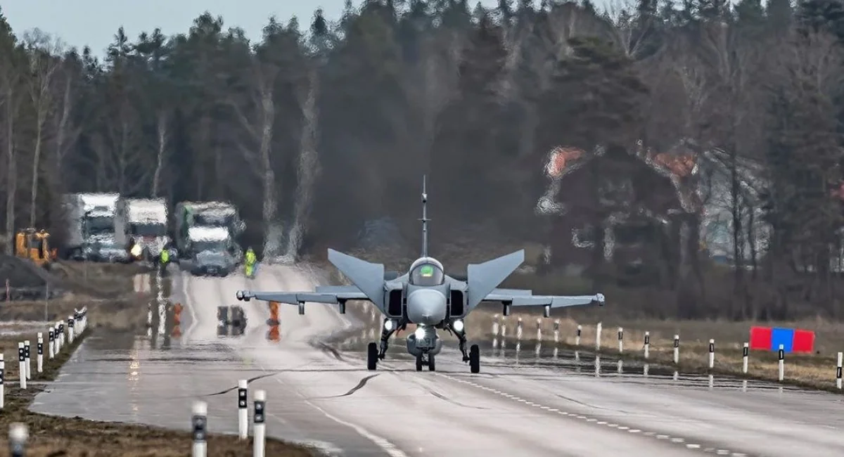 Винищувач Gripen на автошляху демонструє зліт з дороги в Швеції