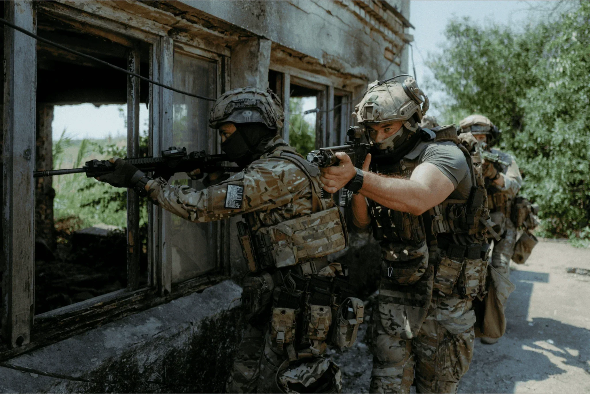 Бійці спецпідрозділу ГУР «Артан» штурмують будівлю в Степногірську