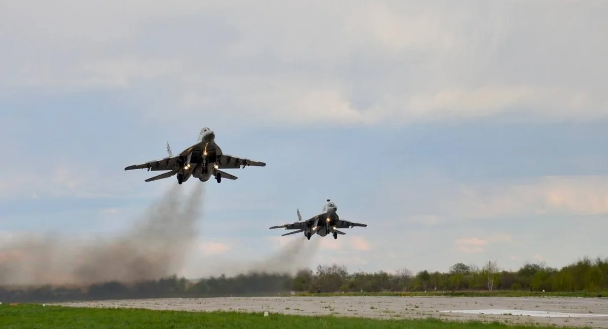 Два винищувачі авіації РФ злітають з бази в Єйську після удару Сил оборони