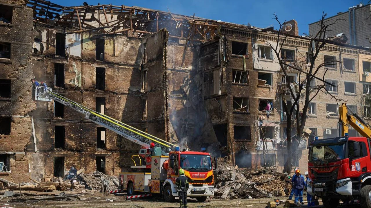 Рятувальники на місці руйнувань після удару по Києву