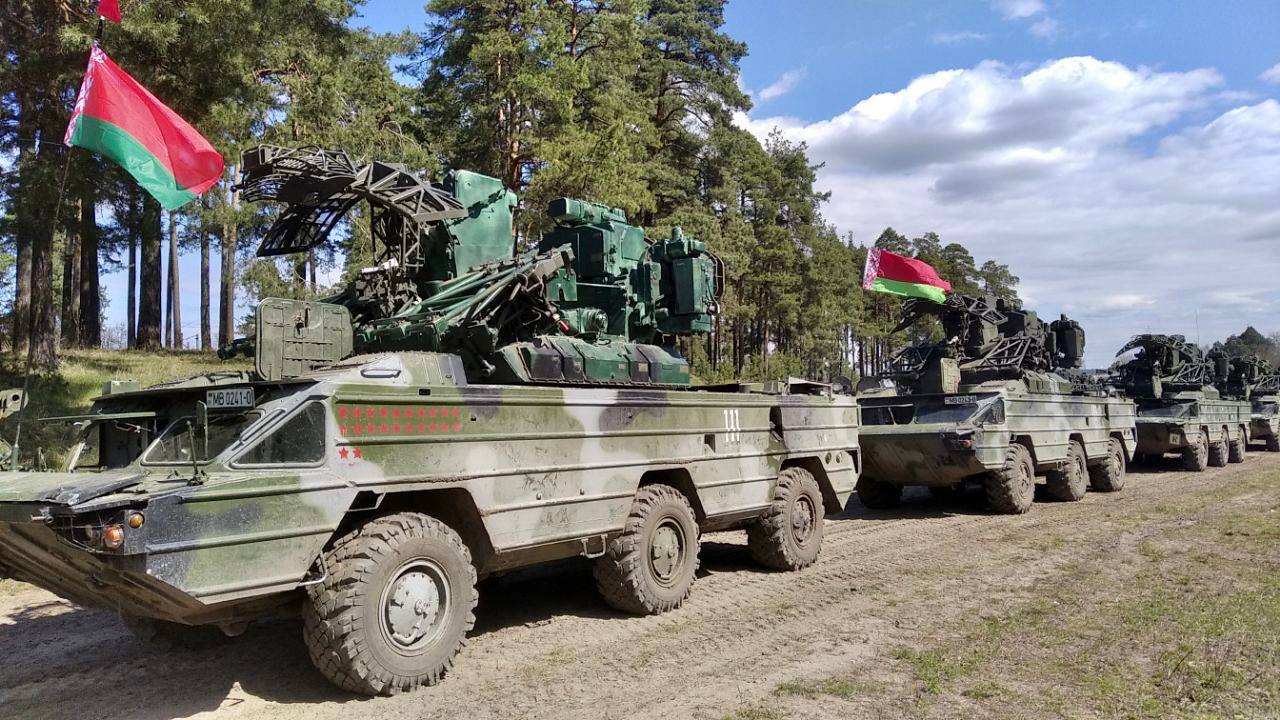 Білоруська військова колона зенітних систем під час навчань у лісі