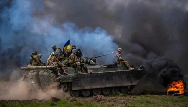 ЗСУ на бронетехніці з прапором під час бойових дій на півдні