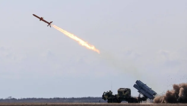 Пуск новітньої української керованої зброї по ворожих позиціях