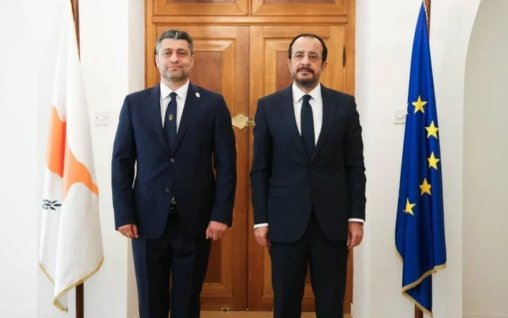 Посол України в Кіпрі Сергій Ніжинський з європейським дипломатом біля прапорів ЄС та Кіпру