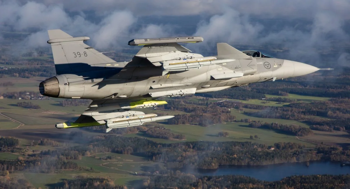 Шведський винищувач Saab JAS 39 Gripen з ракетами Meteor у польоті