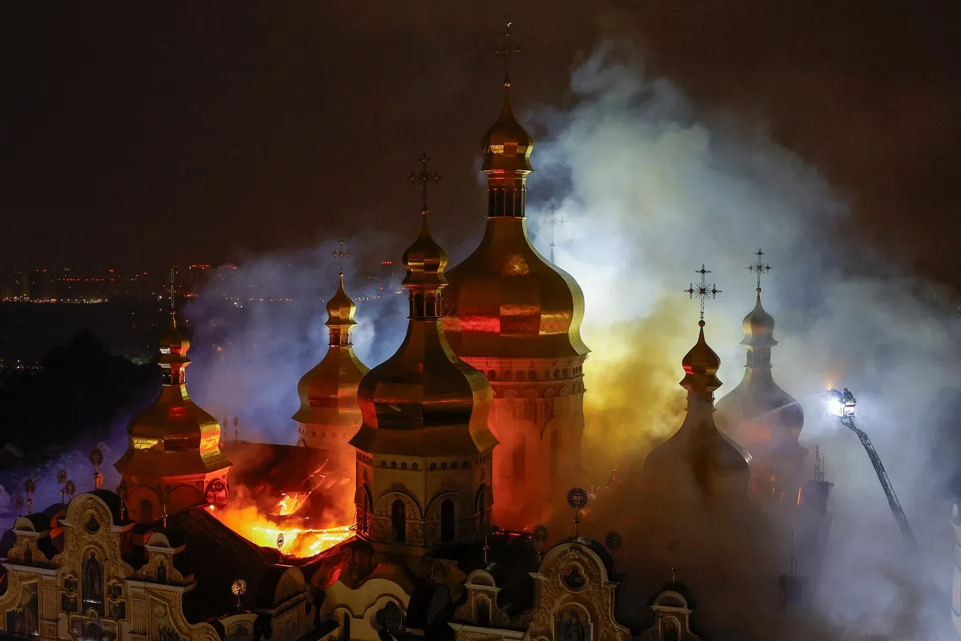 «Нет ничего святого»: Европа и Китай жестко отреагировали на атаку по Лавре Поврежденный Успенский собор Киево-Печерской лавры в пламени и дыму после атаки