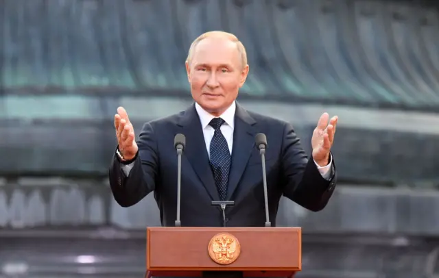 Володимир Путін на трибуні оголошує про зростання армії РФ