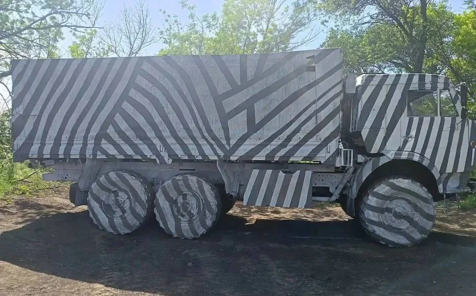 КамАЗ з чорно-білим камуфляжем «під зебру» для маскування від дронів України