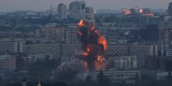 Вибух у житловому районі Донеччини після удару авіабомбою