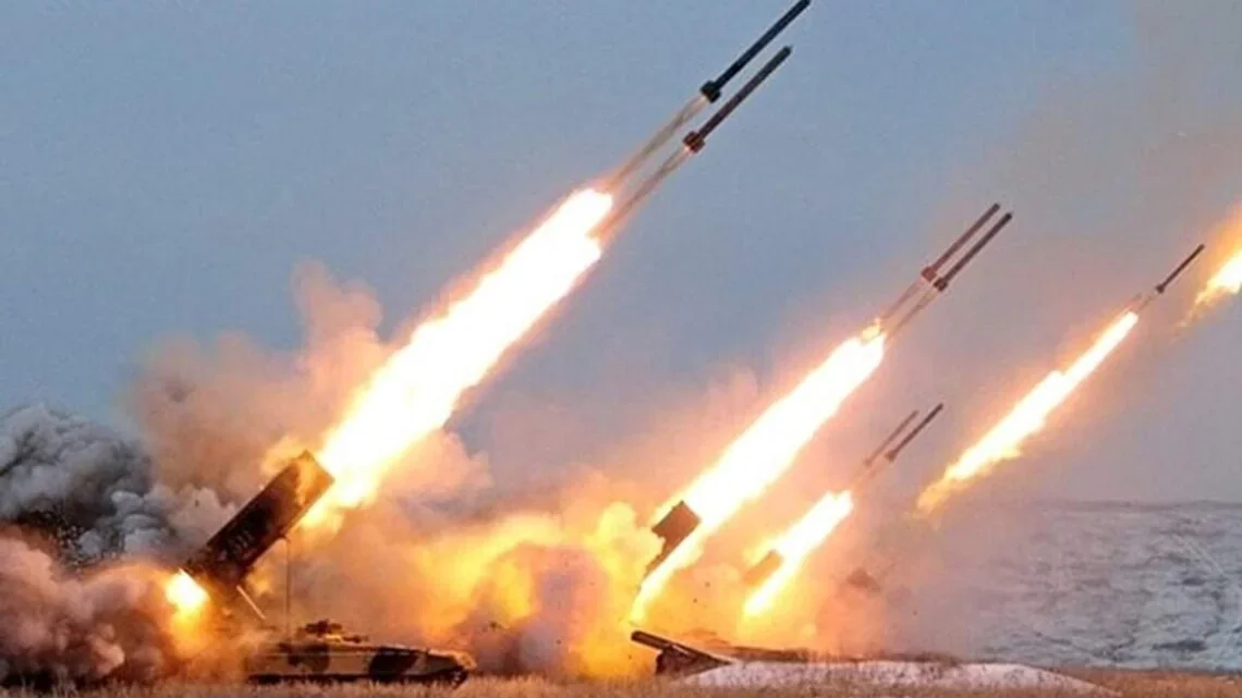 Російські РСЗВ ведуть залповий вогонь під час щоденних атак на фронті