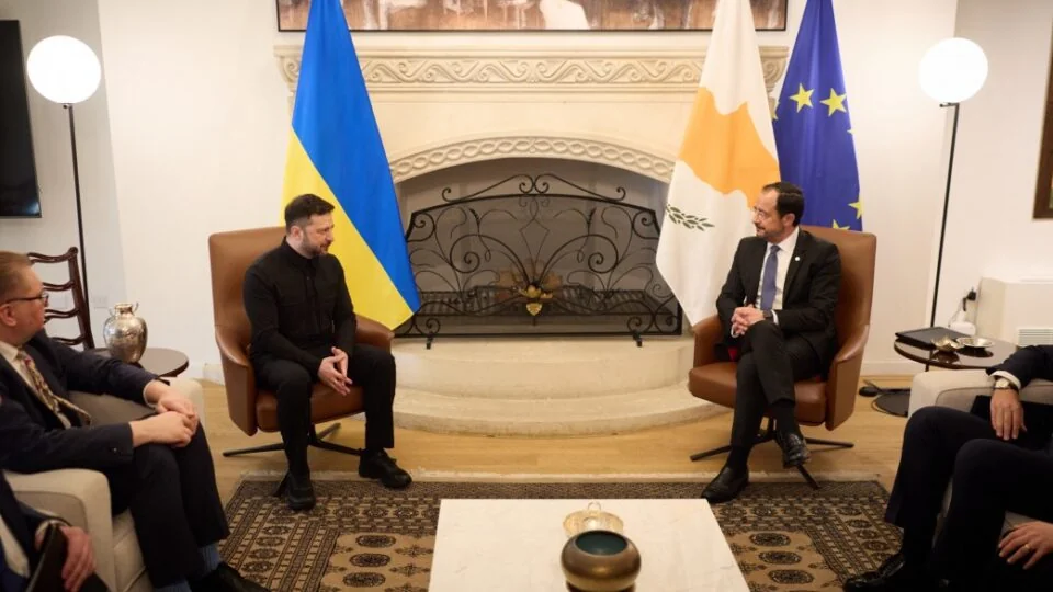 Дипломатична зустріч представників України та Кіпру з прапорами держав