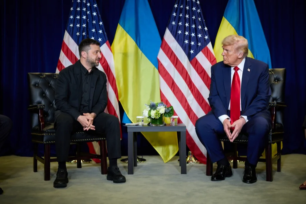 Дональд Трамп і Володимир Зеленський під час зустрічі на саміті G7