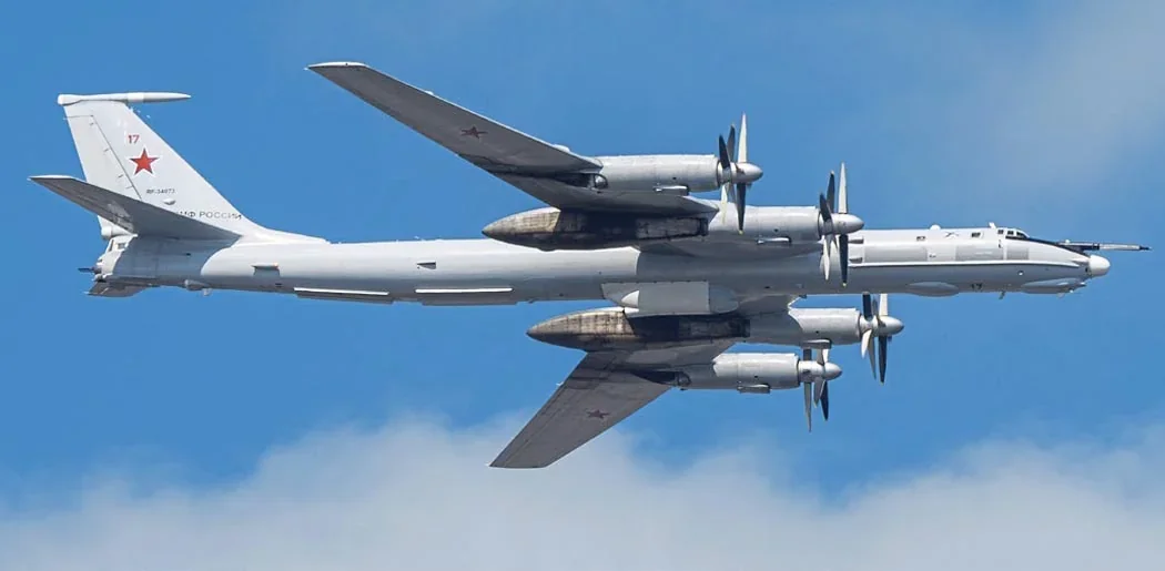 Російський протичовновий літак Ту-142 у польоті