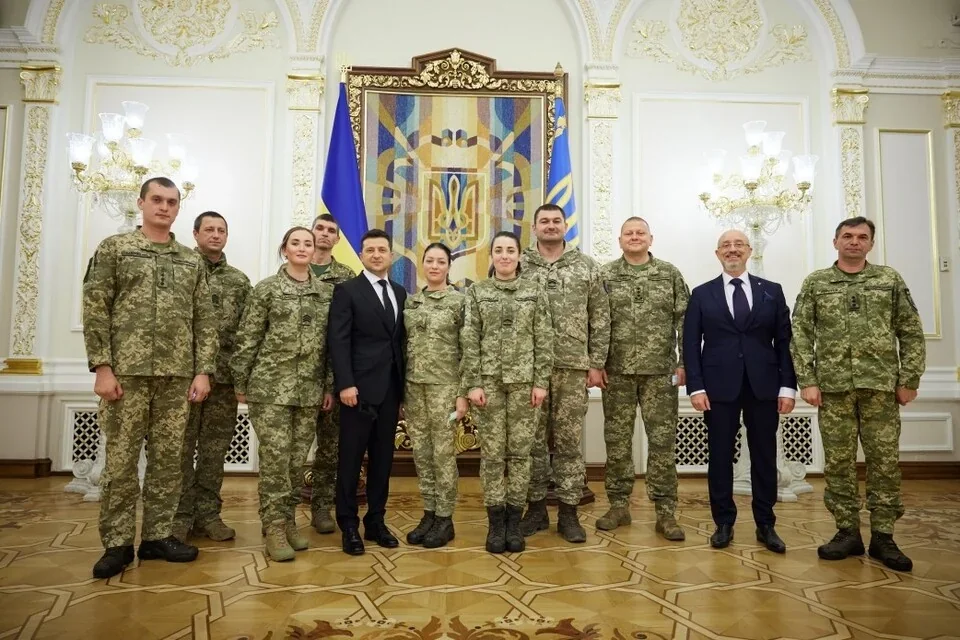 Президент Зеленський з військовими під час нагородження Героями України