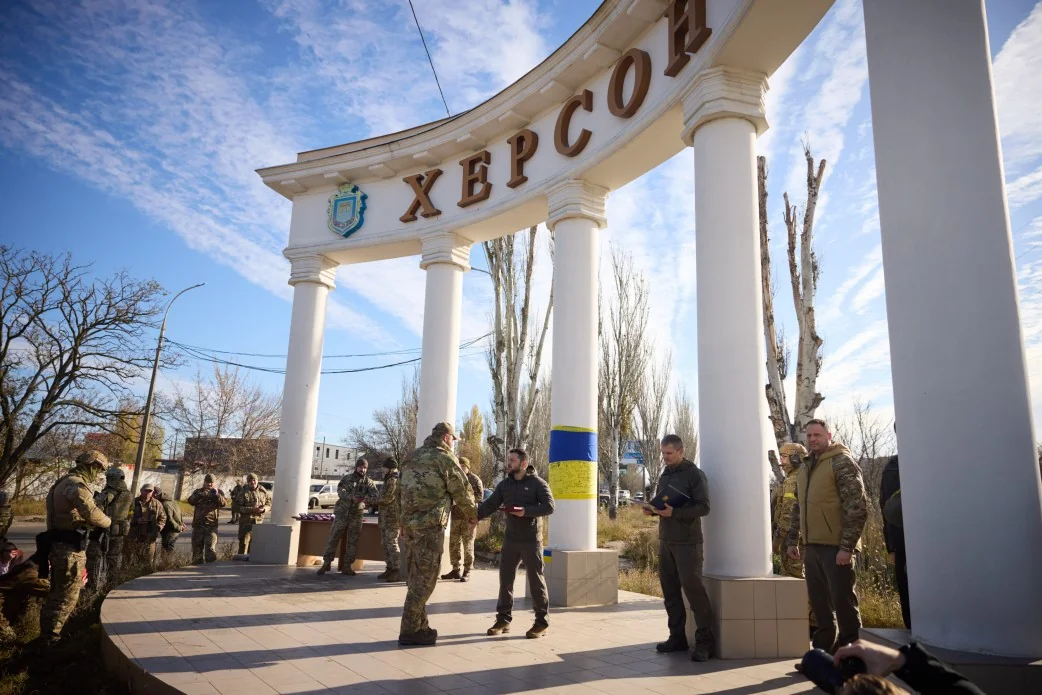 Військові ЗСУ біля арки з написом Херсон на Херсонщині